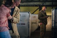 Decision Game – Mark (Jakob Diehl, M.) will Elsa (Paula Hartmann, l.) in einen Container verfrachten, als Robert (Roeland Wiesnekker, r.) ihm erzählt, dass eventuell auch eine andere Möglichkeit in Frage kommt.