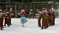 Trautmann – Margaret (Freya Mavor) schießt einen Elfmeter auf das Tor von Trautmann (David Kross, Mitte).