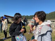 Re: – Gergana Slavova aus dem bulgarischen Dorf Momchilovtsi im Gespräch mit einer Bloggerin aus China. Immer mehr Chinesen besuchen das Bergdorf in den Rhodopen nahe der griechischen Grenze auf der Suche nach dem Geheimnis des bulgarischen Joghurts.