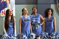 The Middle – Ruth (Grace Bannon, l.), Sue (Eden Sher, 2.v.l.), Becky (Jessica Marie Garcia, 2.v.r.) und Ashley (Katlin Mastandrea, r.) stellen schockiert fest, dass die echten Cheerleader nun auch die Wrestler anfeuern wollen. Daraufhin entbrennt zwischen den beiden Gruppen ein heftiger Wettstreit ...