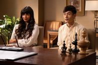 The Good Place – Tahani Al-Jamil (Jameela Jamil, l.); Jason Mendoza (Manny Jacinto, r.)