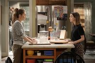 Outmatched - Allein unter Genies – Kay (Maggie Lawson, l.); Nicole (Ashley Boettcher, r.)