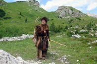 Die Alpen - Eine große Geschichte – ÷tzi (Stefan Krischke) war wahrscheinlich ein J‰ger und H‰ndler. Er wagte sich bereits vor 5300 Jahren in die Alpen. in Verbindung mit der Sendung inkl. SocialMedia bei Nennung ZDF/Iris Kreidel/tzi (Stefan Krischke) war wahrscheinlich ein J?ger und H?ndler. Er wagte sich bereits vor 5300 Jahren in die Alpen. in Verbindung mit der Sendung inkl. SocialMedia bei Nennung ZDF/Iris Kreidel