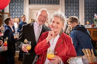 Sturm der Liebe – v.r.) doch noch die Feier (mit Stefan Hartmann, r. und Komparsen).