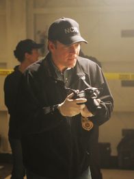Navy CIS – Nach einer Explosion in einer Gruft findet man Überreste mehrerer Leichen, die dort ursprünglich nicht begraben wurden. Tony (Michael Weatherly) ist auf der Suche nach Hinweisen ...