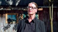 Coco Farm – Doch als eine Inspektorin (Claire Gagnon) des staatlichen Gesundheitsamtes auf die „Coco Farm“ kommt und sie wegen gesetzlicher Verstöße stilllegen lassen will, scheint alles verloren.
