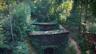 Lost Places – Aus der Luft kaum zu erkennen: ein Eingang in das unterirdische Stollensystem im Eulengebirge.