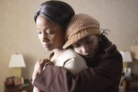 How She Move – Nach dem Tod ihrer Tochter ist Faye (Melanie Nicholls-King, l.) am Boden zerstört. Einzig ihre Tochter Raya (Rutina Wesley, r.) gibt ihr Kraft, das Schicksal zu meistern ...