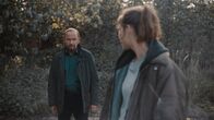 Stralsund – Jule Zabek (Sophie Pfennigstorf) und Karl Hidde (Alexander Held) haben sich einen ersten Eindruck vom Tatort des ermordeten Mädchens verschafft.