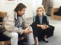 Tatort – Schimanski (Götz George,l.) möchte von Miriam (Sunnyi Melles) erfahren, warum sie den Detektiv Scholl beauftragte, Nachforschungen über den Tod ihrer Mutter anzustellen.