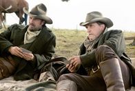 Open Range - Weites Land – Die Cowboys Charley (Kevin Costner, l.) und Boss (Robert Duvall) werden wieder Willen in einen Machtkampf verstrickt.