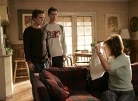 Malcolm mittendrin – Malcolm (Frankie Muniz, l.) und Reese (Justin Berfield, M.) sind total verwirrt, als sie ihre Mutter (Jane Kaczmarek, r.) sehen ...