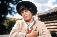 Der Marshal – Mattie Ross (Kim Darby) beobachtet die Ponys auf der Koppel.