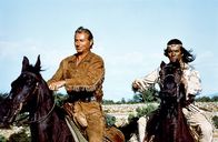 Winnetou II – Winnetou (Pierre Brice, li.) und sein Blutsbruder Old Shatterhand (Lex Barker) sind bemüht, für eine friedliche Aussöhnung zwischen Indianern und Weißen zu sorgen.