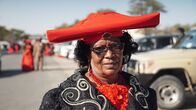 Terra X: Unsere Kontinente – Die Frauen der Herero im Dorf Okahandja legen großen Wert auf ihre traditionelle Tracht. Sie soll an den Völkermord an dem namibischen Volk erinnern.