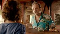 Death in Paradise – Doug Anderson (Neil Pearson) flirtet schamlos in einer Bar mit Catherine (Élizabeth Bourgine), obwohl er verheiratet ist. Verhält er sich so dreist, weil er weiß, dass seine Frau nicht mehr lange zu leben hat?