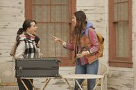 Bless This Mess – Donna (Susie Essman, l..); Rio (Lake Bell, r.)