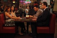 How I Met Your Mother – Diskutieren über Ballast-Stoff: Ted (Josh Radnor, 2.v.r.), Marshall (Jason Segel, r.), Lily (Alyson Hannigan, l.) und Robin (Cobie Smulders, 2.v.l.) ...