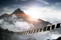 Impulse – Der Himalaya ist eine 2.400 Kilometer lange Gebirgskette. Seine höchsten Gipfel liegen mehr als 8.000 Meter über dem Meeresspiegel, und doch finden sich an den schneebedeckten Hängen dieser Giganten versteinerte Fossilien von Meerestieren.