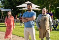 Inspector Barnaby – Tom Larkton (Robert Gilbert, M.), seine Frau Chrissie (Rebecca Night) und ihr Bäckereichef Gabriel (Paul Chahidi) sehen sich Anfeindungen und Boykottaufrufen aus dem Dorf ausgesetzt.