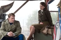 Captain America: The First Avenger – Das Serum verwandelt den schmächtigen Jungen Steve Rogers (Chris Evans, l.) in einen mit unglaublichen Kräften ausgestatteten Super-Soldaten. Doch zunächst wird er nur für Propagandazwecke eingesetzt, bis ihn Peggy Carter (Hayley Atwell, r.) aufrüttelt ...