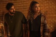 Charmed – Dev (Kapil Talwalkar, l.); Mikaela (Lucy Barrett, r.)