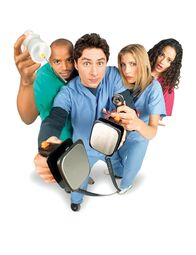 Scrubs - Die Anfänger – (1. Staffel) - Gemeinsam machen sich John Dorian (Zach Braff, 2.v.l.), Chris Turk (Donald Faison, l.), Elliot Reid (Sarah Chalke, 2.v.r.) und Carla (Judy Reyes, r.) daran, den unberechenbaren Krankenhausalltag zu meistern ...