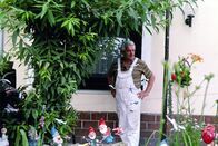 Alltagsgeschichte – Walter Filcz mit seiner Gartenzwergsammlung.