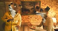 Der Fantastische Mr. Fox – Nachdem er sie dreist bestohlen hat, rücken die Bauern dem fantastischen Mr. Fox in seinem Bau auf den Pelz. Mrs. Fox ist überhaupt nicht begeistert von den kühnen Aktivitäten ihres Ehemanns.
