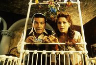 Spy Kids – Die beiden Top-Spione Ingrid (Carla Gugino) und Gregorio Cortez (Antonio Banderas) sind überglücklich, dass sie Nachwuchs bekommen haben.
