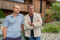 Der Bergdoktor – Dr. Martin Gruber (Hans Sigl, r.) hofft auf die Hilfe von Michi Reichert (Moritz Führmann, l.), ohne die seiner Patientin wenig Hoffnung bleibt.