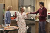 Two and a Half Men – Wie wird das Leben von Lyndsey (Courtney Thorne-Smith, l.), Alan, Walden (Ashton Kutcher, r.) und Ms. McMartin (Maggie Lawson, M.) weitergehen?