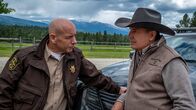 Yellowstone – Sheriff Donnie Haskell (Hugh Dillon) und John Dutton (Kevin Costner)