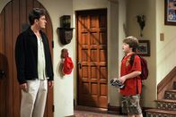 Two and a Half Men – Obwohl Charlie (Charlie Sheen, l.) versprochen hat, sich um Jake (Angus T. Jones, r.) zu kümmern, vergisst er ihn nach der Schule abzuholen ...