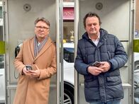 Dok 1: WARUM? – Warum man in Wien so gut spionieren kann, weiß der Journalist Fritz Dittlbacher und verrät es einem neugierigen Hanno Settele (r.).