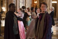 Find me in Paris – Isaac (Terique Jarrett, l.) und Jeff (Castle Rock Peters, r.) haben sich heimlich Zutritt zum Ball der Zeitreisenden verschafft und schauen sich neugierig um. Sie wollen herausfinden, warum Lena, Frank und Henri zu diesem Ball eingeladen wurden.