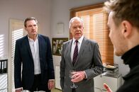 Sturm der Liebe – Christoph (Dieter Bach, l.), Werner (Drik Galuba, M.) und Max (Stefan Hartmann, r.) begreifen, dass Ariane das Hotel abbrennen will.