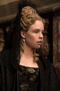 Versailles – Jessica Clark (Palatine); ONE VERSAILLES, STAFFEL 3, FOLGE 6, "Der Kreis des Lebens" Uhr. Jessica Clark (Palatine)