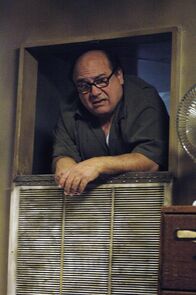 It's Always Sunny in Philadelphia – Frank (Danny Devito) versteckt sich in einem Lüftungsschacht, um das versteckte Testament ausfindig zu machen ...