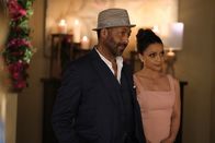 The Flash – Joe West (Jesse L. Martin, l.); Cecile Horton (Danielle Nicolet, r.)