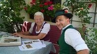 Hoagascht – Rosemarie Anner und Patrick Eisl posieren für ein Foto