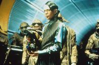 Das fünfte Element – Nur alle 5000 Jahre hat das Böse die Chance zum Angriff, wenn sich nämlich zwischen den Dimensionen eine Pforte öffnet: Diese Chance will Zorg (Gary Oldman) unbedingt wahrnehmen ...