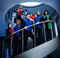The Orville – (v.li.): Jessica Szohr (Talla Keyali), Peter Macon (2. Offizier Bortus), Scott Grimes (Lt. Gordon Malloy), Mark Jackson (Wissenschaftsoffizier Isaac), Seth MacFarlane (Ed Mercer), J. Lee (Lt. John LaMarr), Adrianne Palicki (Kelly Grayson), Penny Johnson Jerald (Dr. Claire Finn).