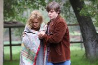 American Horror Story – Kit (Evan Peters, r.) hat Schwester Jude Martin (Jessica Lange, l.) aus Briarcliff befreit und möchte sie bei sich zuhause aufnehmen ...
