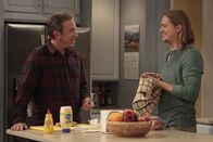 Last Man Standing – Unter Männern: Mike (Tim Allen, l.) nutzt es aus, dass mit Kyle (Christoph Sanders, r.) endlich ein weitere Mann im Haus ist. Nicht alle freuen sich darüber ...