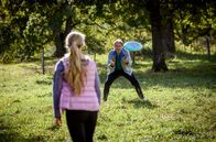 Sturm der Liebe – Michael (Erich Altenkopf, r.) und Rosalie (Natalie Alison, l.) haben Spaß beim Frisbeespielen.