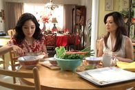 Fresh off the Boat – Jessica Huang (Constance Wu, l.); Elaine (Ming-Na Wen, r.)