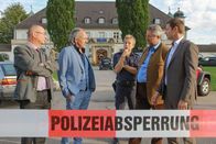 Die Rosenheim-Cops – Alois Winter, der Verleger des Opfers, wird von den Kommissaren befragt. Von links: Polizeichef Achtziger (Alexander Duda), Alois Winter (Holger Gotha), Polizist Michi Mohr (Max Müller), Kommissar Stadler (Dieter Fischer), Kommissar Hansen (Igor Jeftic).