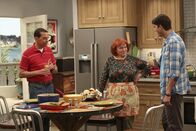 Two and a Half Men – Berta ist in Rente gegangen, und Alan (Jon Cryer, l.) und Walden (Ashton Kutcher, r.) brauchen nun eine neue Haushälterin. Doch ist Helen (Edie McClurg, M.) ein guter Ersatz für Berta?; Berta ist in Rente gegangen, und Alan (Jon Cryer, l.) und Walden (Ashton Kutcher, r.) brauchen nun eine neue Haushälterin. Doch ist Helen (Edie McClurg, M.) ein guter Ersatz für Berta?
