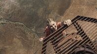 Fall - Fear Reaches New Heights – Hunter (Virginia Gardner) schwebt über dem Abgrund bei ihrem Kletterabenteuer.